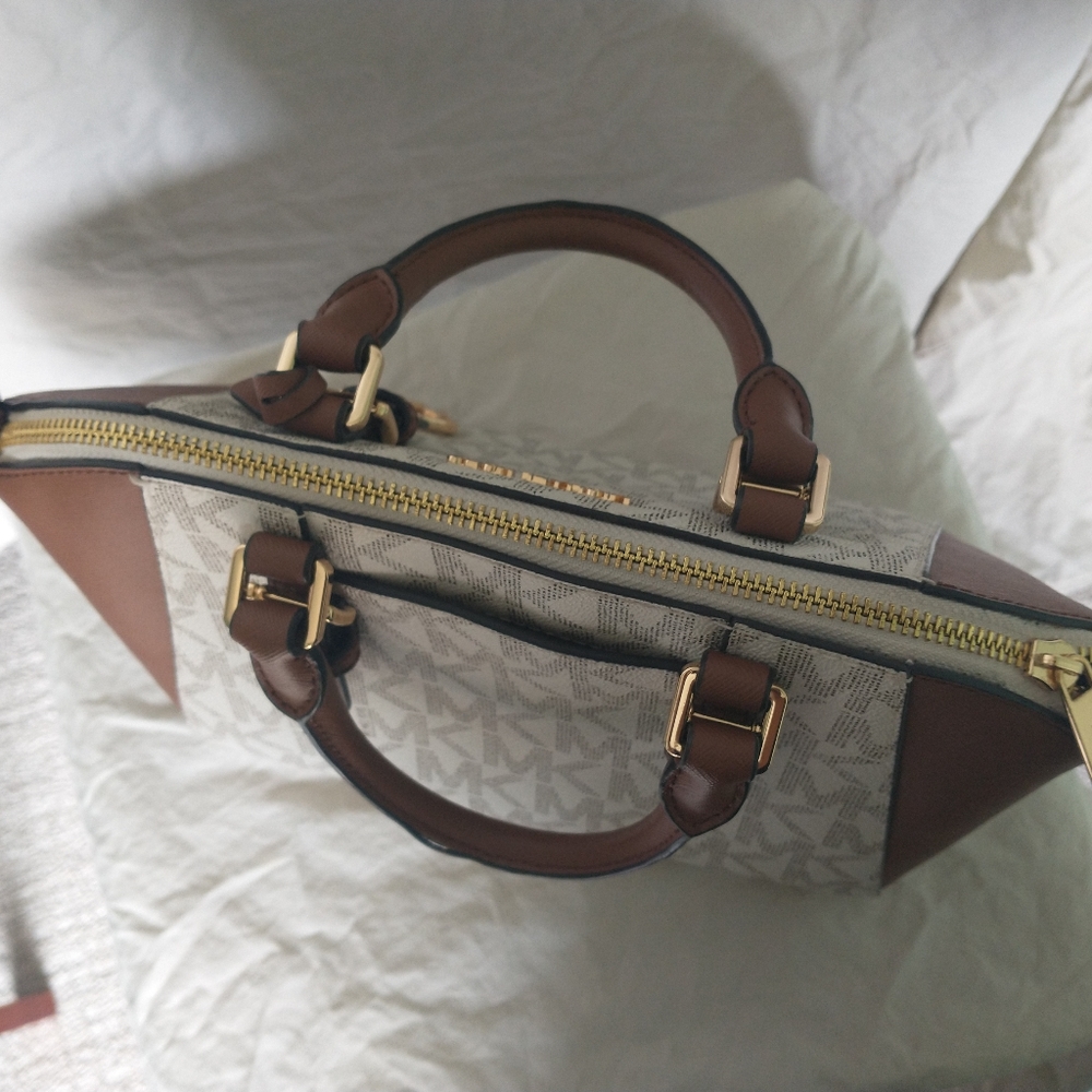 Women's Michael kors "Ciara - vanilla/lugg MD messenger " monogrammed crossbody - Picture 8 of 15